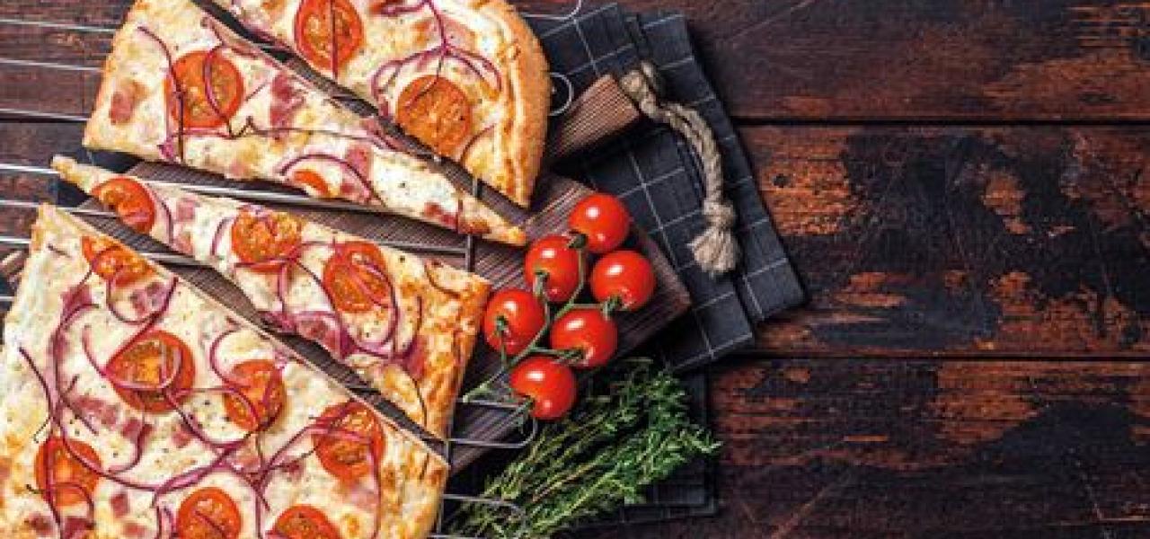 Flammkuchen mit Schinken und Tomaten