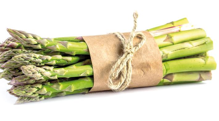 Grüner Spargel mit Ziegenfrischkäse